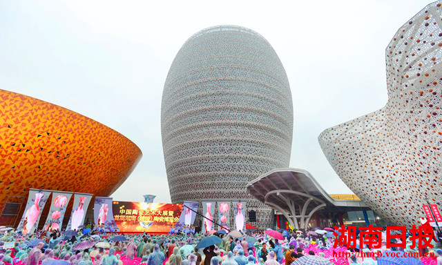 中国陶瓷艺术大展暨湖南首届瓷博会开幕