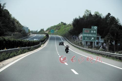 [长沙]男子骑摩托上长浏高速飙车 时速达140km