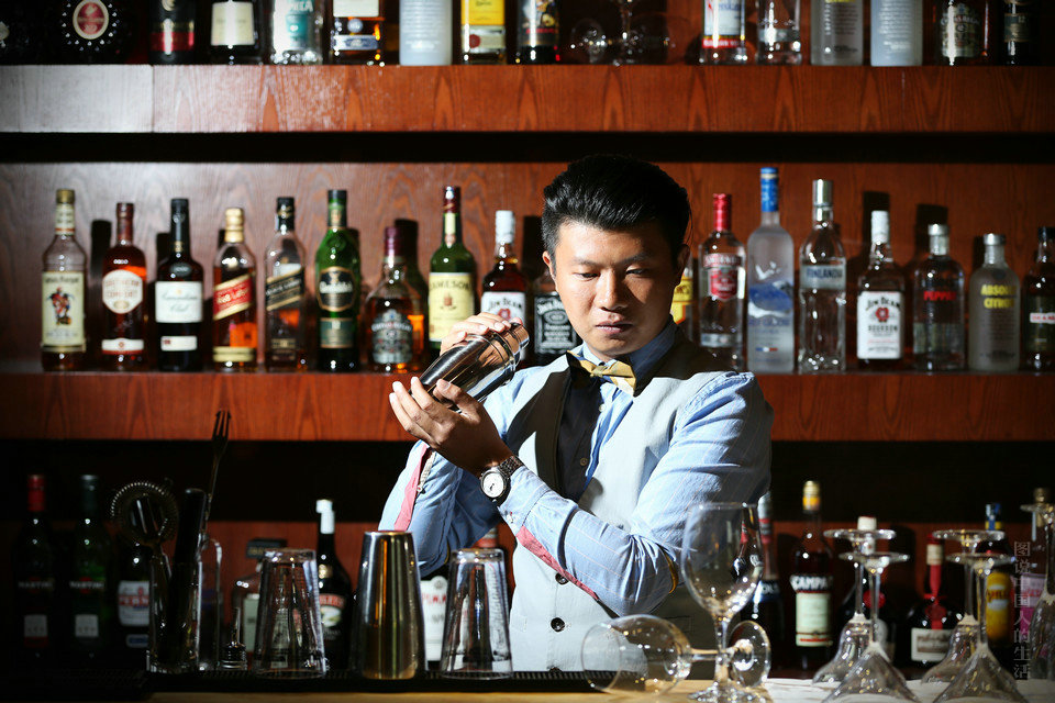 调酒师的人生色彩