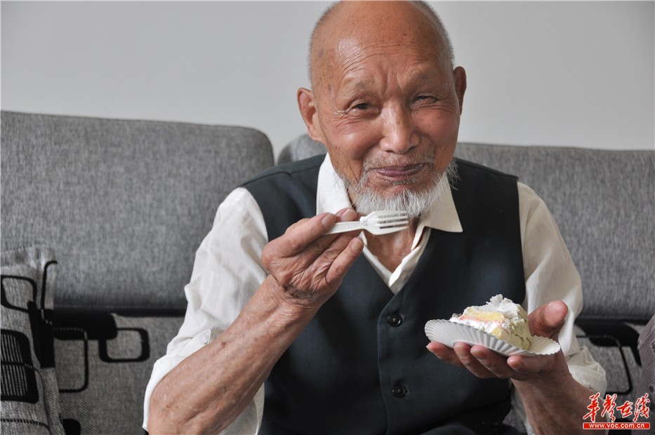 微孝蛋糕关爱抗战老兵93岁老人敬军礼忆往昔