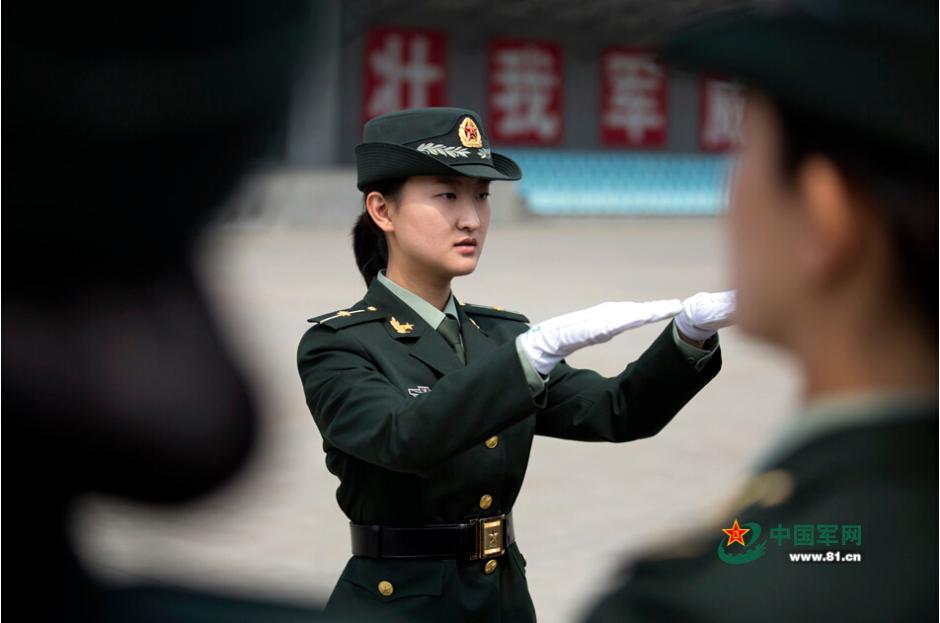 我軍首批女儀仗隊員日常訓練場景.萬曉軍 攝