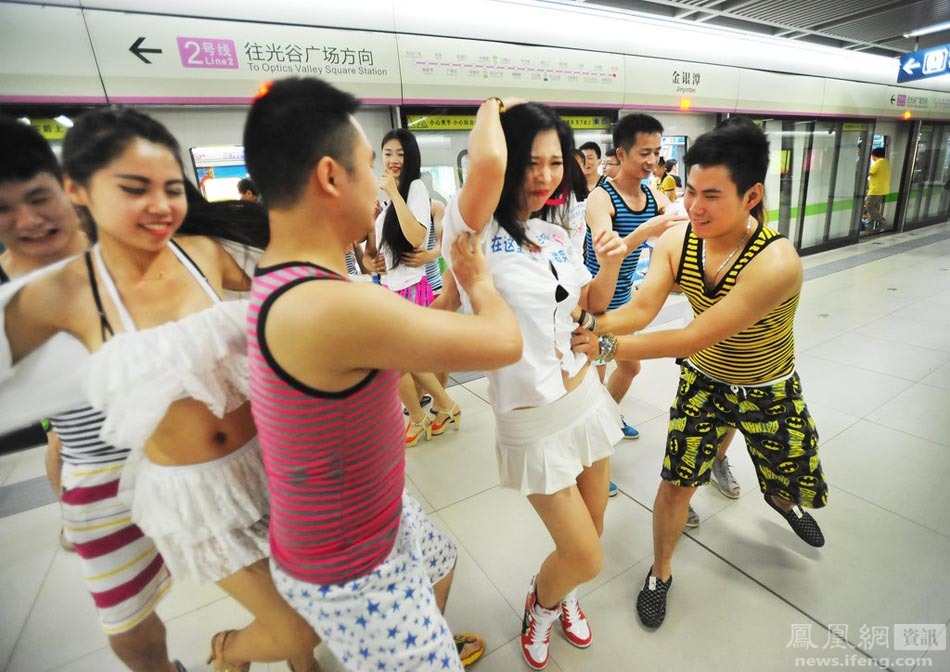 武汉地铁上演撕衣快闪