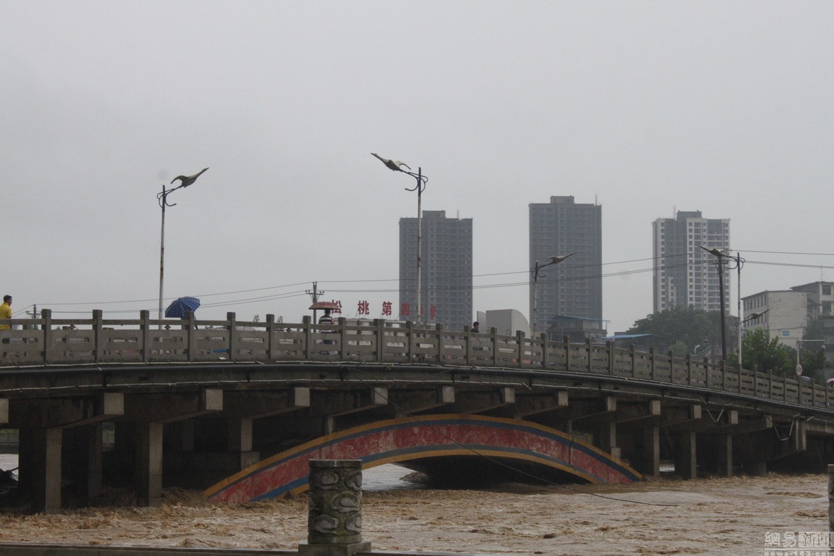 貴州遭遇特大暴雨襲擊 松桃縣城內澇景象