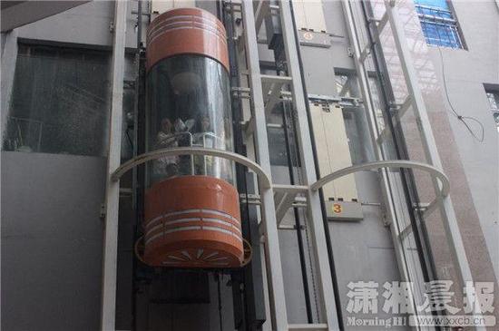永州一观光电梯突发故障悬吊2楼消防破窗救出7人