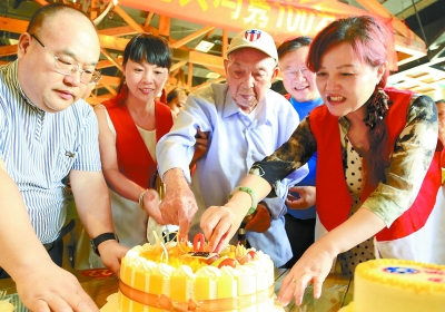 抗战老兵冯隽庆百岁生日