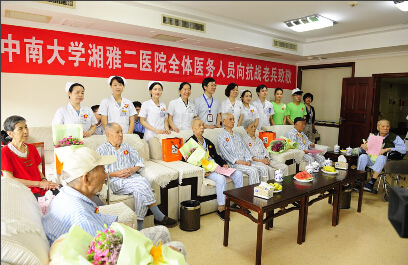 湖南医院组织住院老兵观看阅兵直播 为老兵送上“五个一”