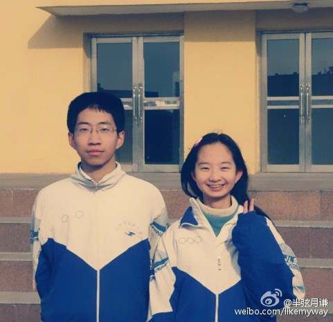 网友晒与男友高中到结婚合照 从校服到婚纱