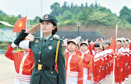 加过胜利大阅兵的女兵刘依依回到母校：参加阅兵是我最好的生日礼物