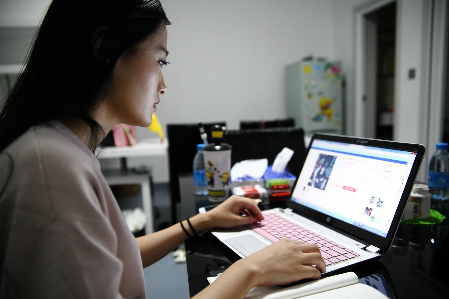 90后空姐业余喜好开网店自己做模特