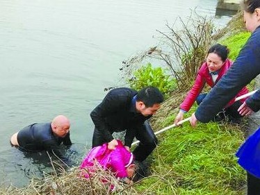 五旬画家段江华跳入冰冷湖中救起昏迷女童