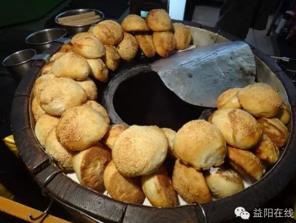 益阳街上最好吃活油月饼就属桥北赵记和桥南南站月饼店了,尤其是刚刚