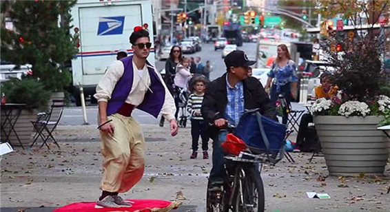 纽约男子踩"神毯"游街酷似阿拉丁