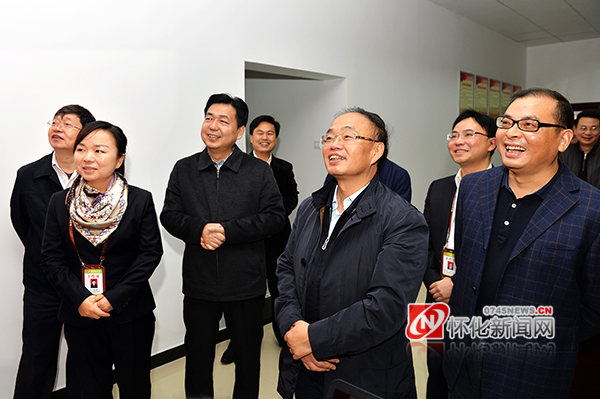 怀化市委书记彭国甫到所属社区党支部报到