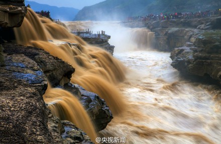 黄河壶口瀑布现冬汛气势磅礴图