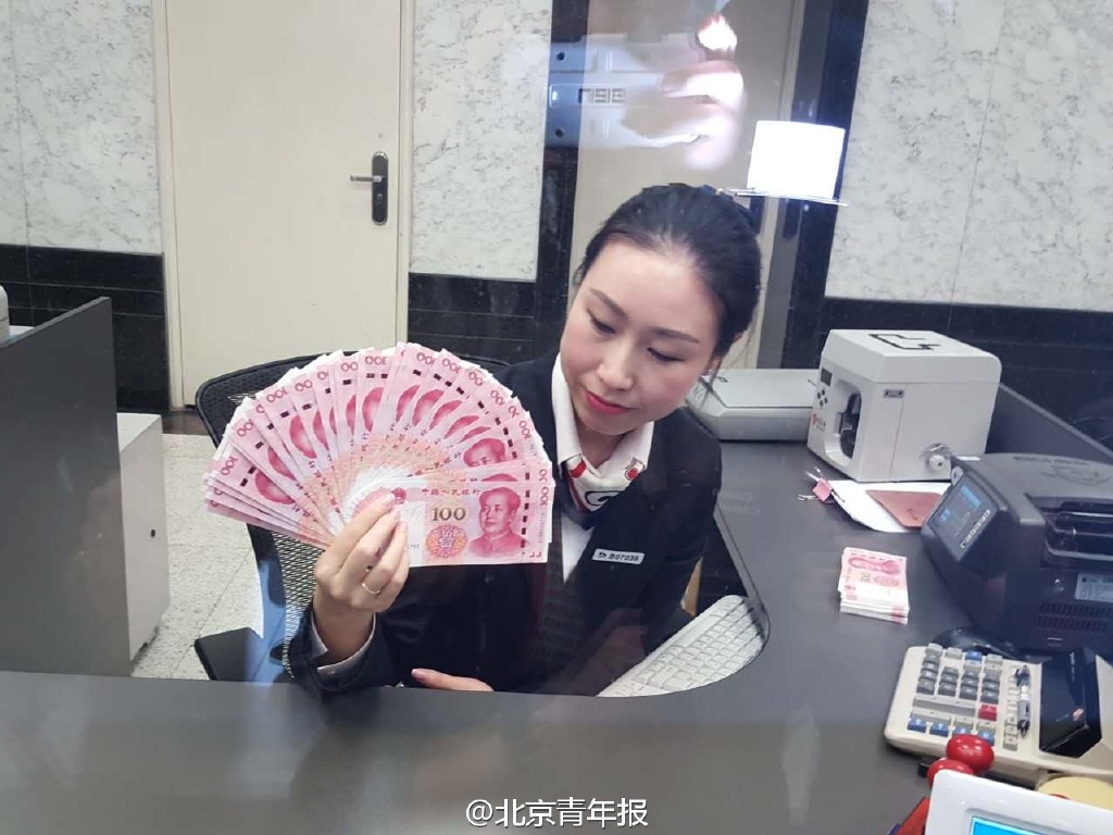 闪着金光的数字"100"和4毫米宽的红色光变安全线分外显眼.