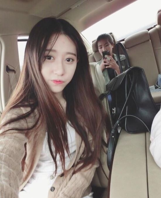 留英校花网晒生活照 长相清纯长腿迷人