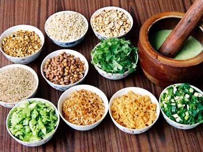 【擂茶有两种吃法】      吃素或图方便,只需往茶里加芝麻,花生, 炒米