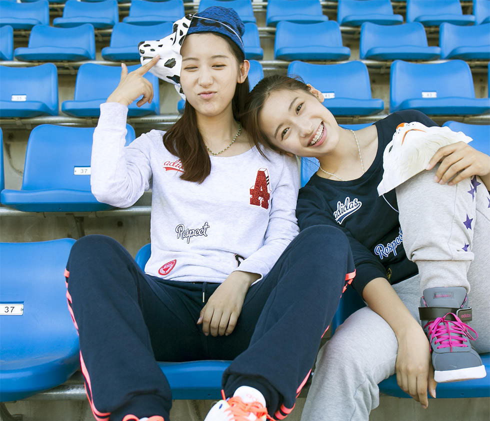 复旦双胞胎校花着学位服自拍 颜值爆表