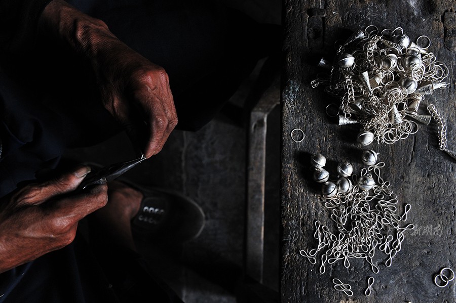 叮叮作响的凤凰苗族银饰锻造技艺