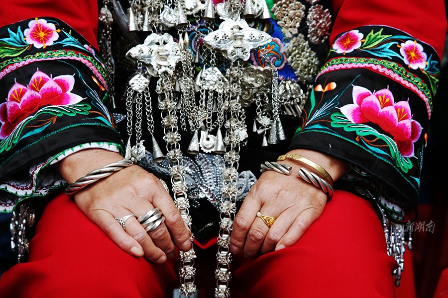 叮叮作响的凤凰苗族银饰锻造技艺