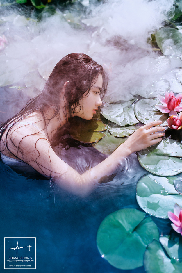 近日,校花@杨可加油 在微博发布一组唯美写真,柔情演绎出水芙蓉,傲人