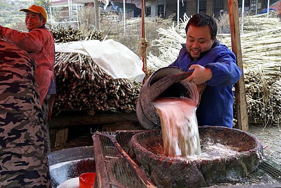 纯手工熬制甘蔗糖是山界回民的传统产业