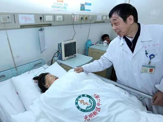 12月21日，78岁的谢雪芳在深圳光明新区中心医院接受治疗。新华社记者 庞兴雷摄
