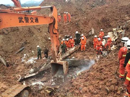 12月21日，救援人员在一处探测有生命迹象的地点救援。新华社记者 吴涛摄