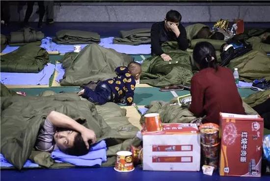12月21日，撤离的群众在深圳市光明新区群众体育中心休息。新华社记者 毛思倩摄