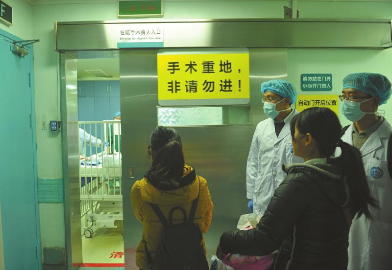 12月22日,箫箫被推进手术室,亲人依依不舍.