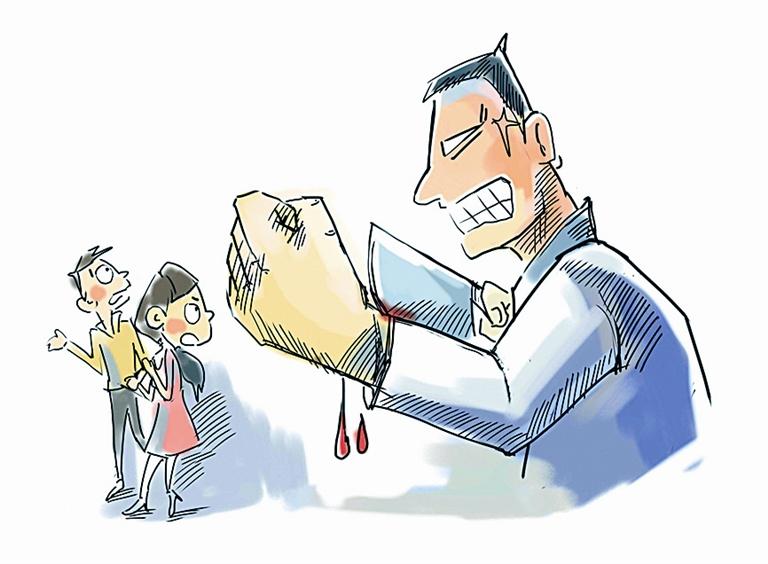 男子路遇女友与他人亲热踹倒情敌一看竟是亲爹