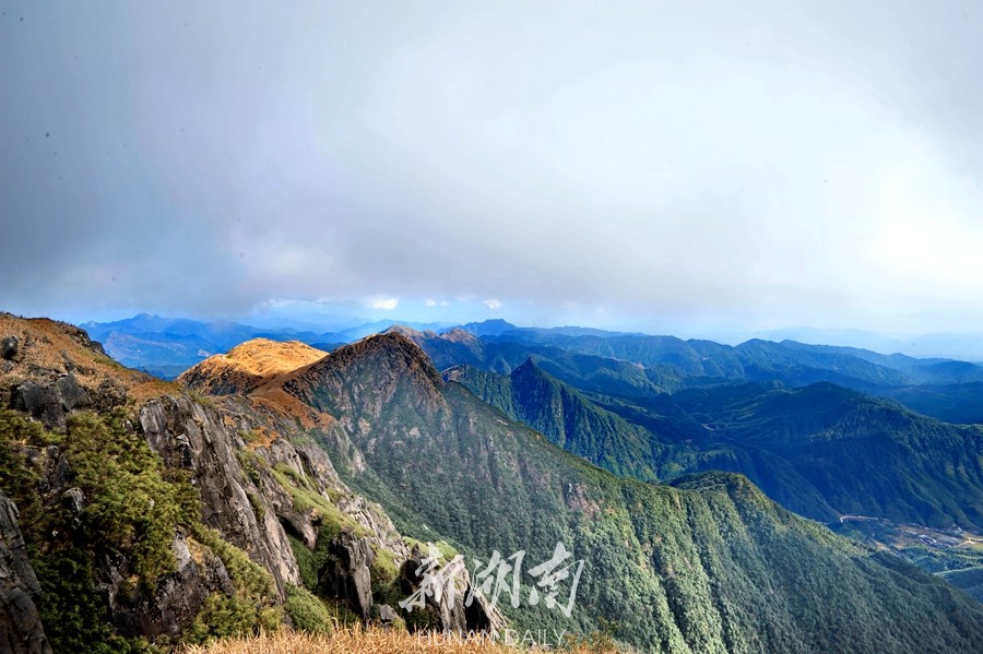 [齊雲峰東坡更加陡峭,山下是崇義縣十八壘村]