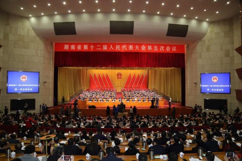 省人大代表分组审议政府工作报告和“十三五”规划纲要(草案)