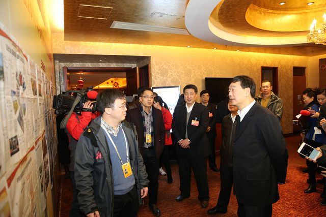 于来山、谢勇看望两会工作人员 称赞党报