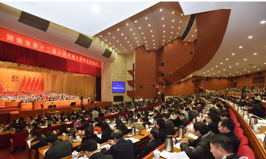 省十二届人大五次会议举行第三次全体会议