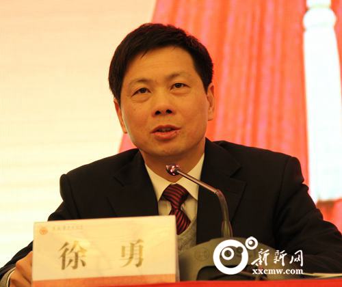 市委常委,市纪委书记徐勇作工作报告