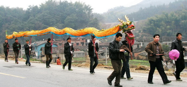 民间舞龙队 “大闹”新化长寿村