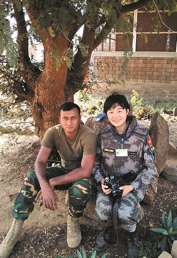 孟加拉国军人在接受何倩采访后与其合影.