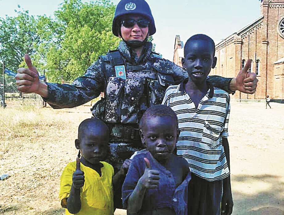 孟加拉国军人在接受何倩采访后与其合影.