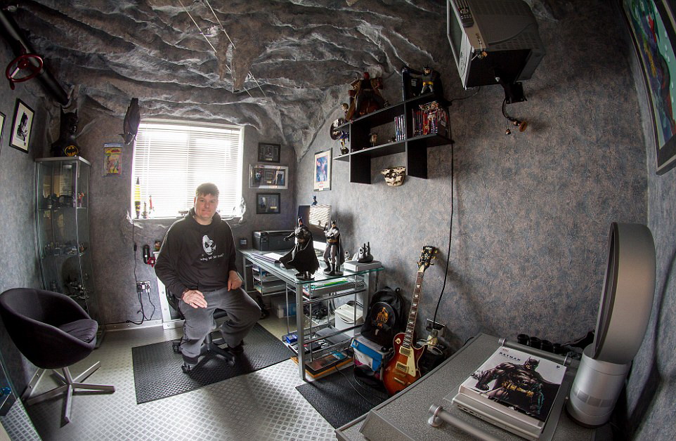 英国男子痴迷蝙蝠侠把家改造成逼真蝙蝠洞