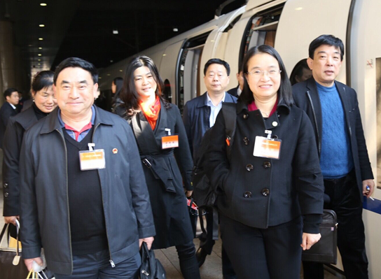 在湘全国人大代表抵京，列车上唱起《不知该怎么称呼你》