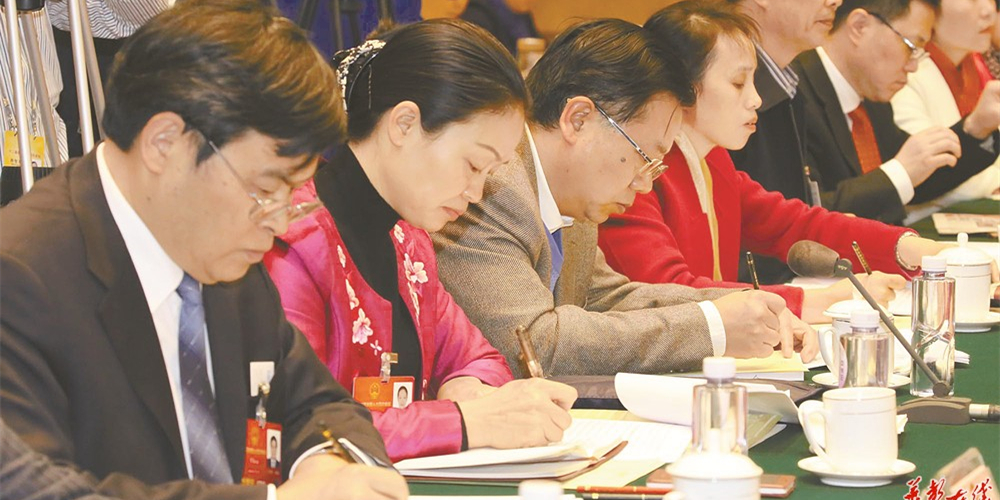 湖南代表团代表认真审议大会报告