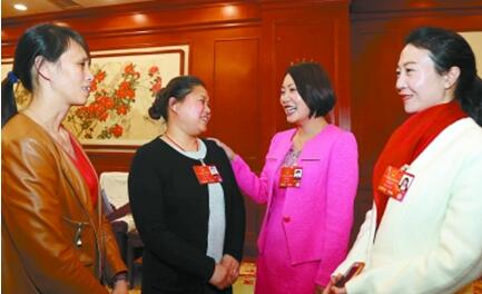女代表、女委员履职故事：铿锵玫瑰绽放两会