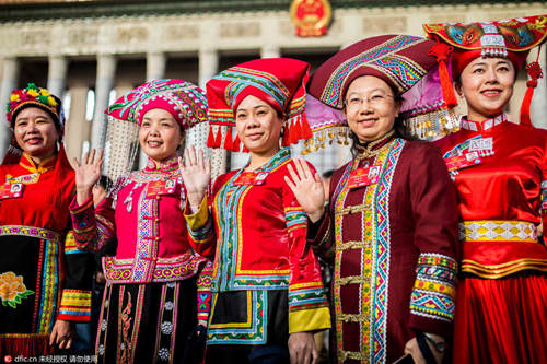 靓丽！两会上的女性表情