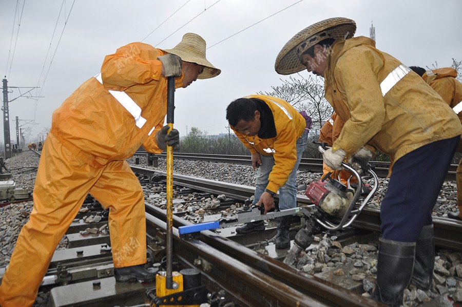 3月8日,广铁集团长沙工务段常德东线路工区,工作人员冒雨进行道岔捣固