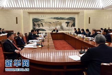 十二届全国人大四次会议主席团常务主席第一次会议举行