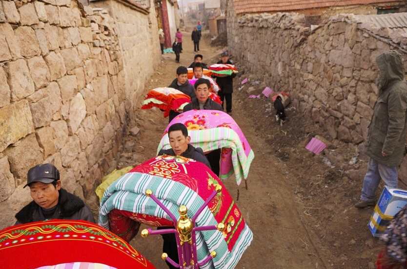 乡村婚俗变迁:农村小伙怎样娶媳妇的