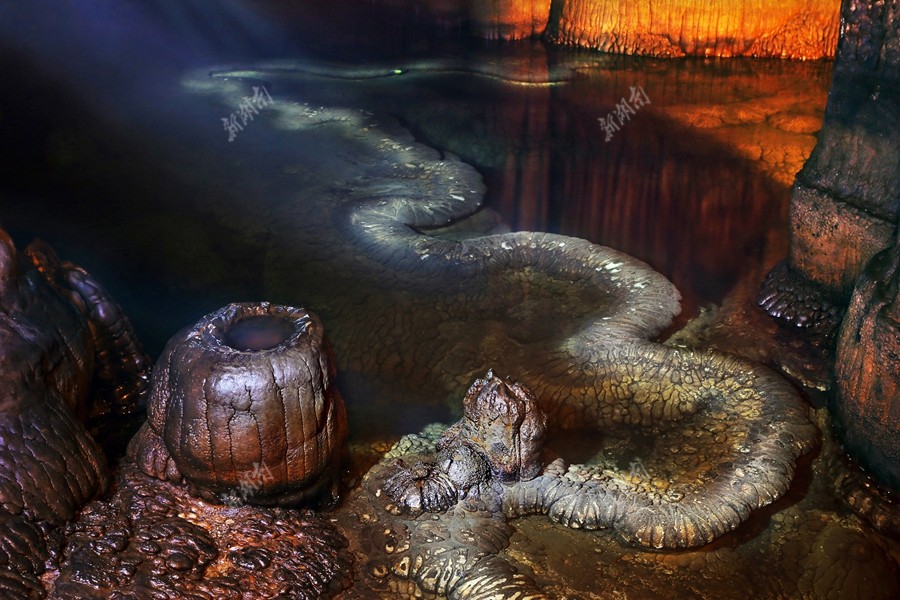 洞中长达13米的石龙,鳞甲分明,栩栩如生.