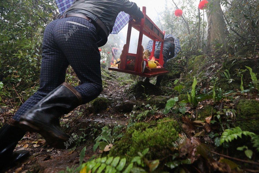 迎龙神队伍在崎岖的山上.