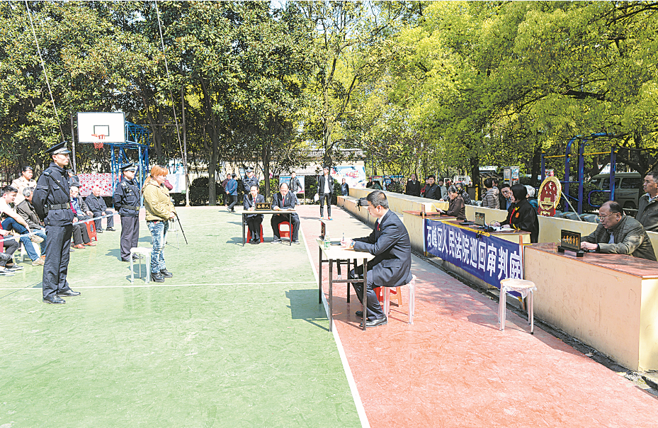 "前来旁听的金源小区居民叶建湘说,他身边好多人都在吃保健品,有些人